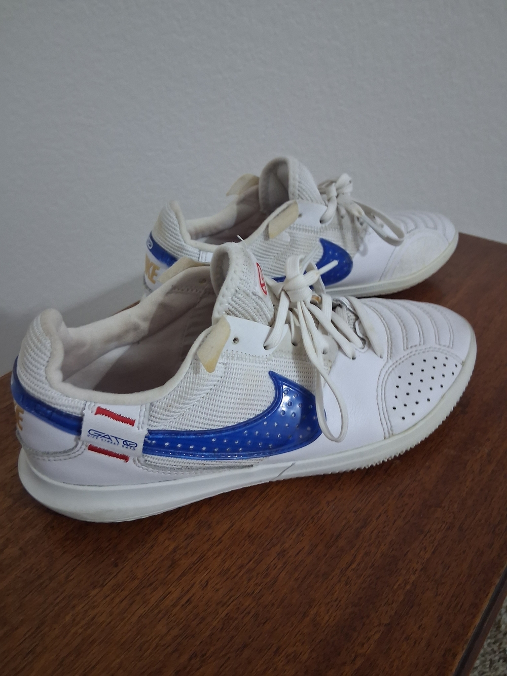 Steetgato Nike White Sneakers with Blue Swoosh and Red Accents 5Y